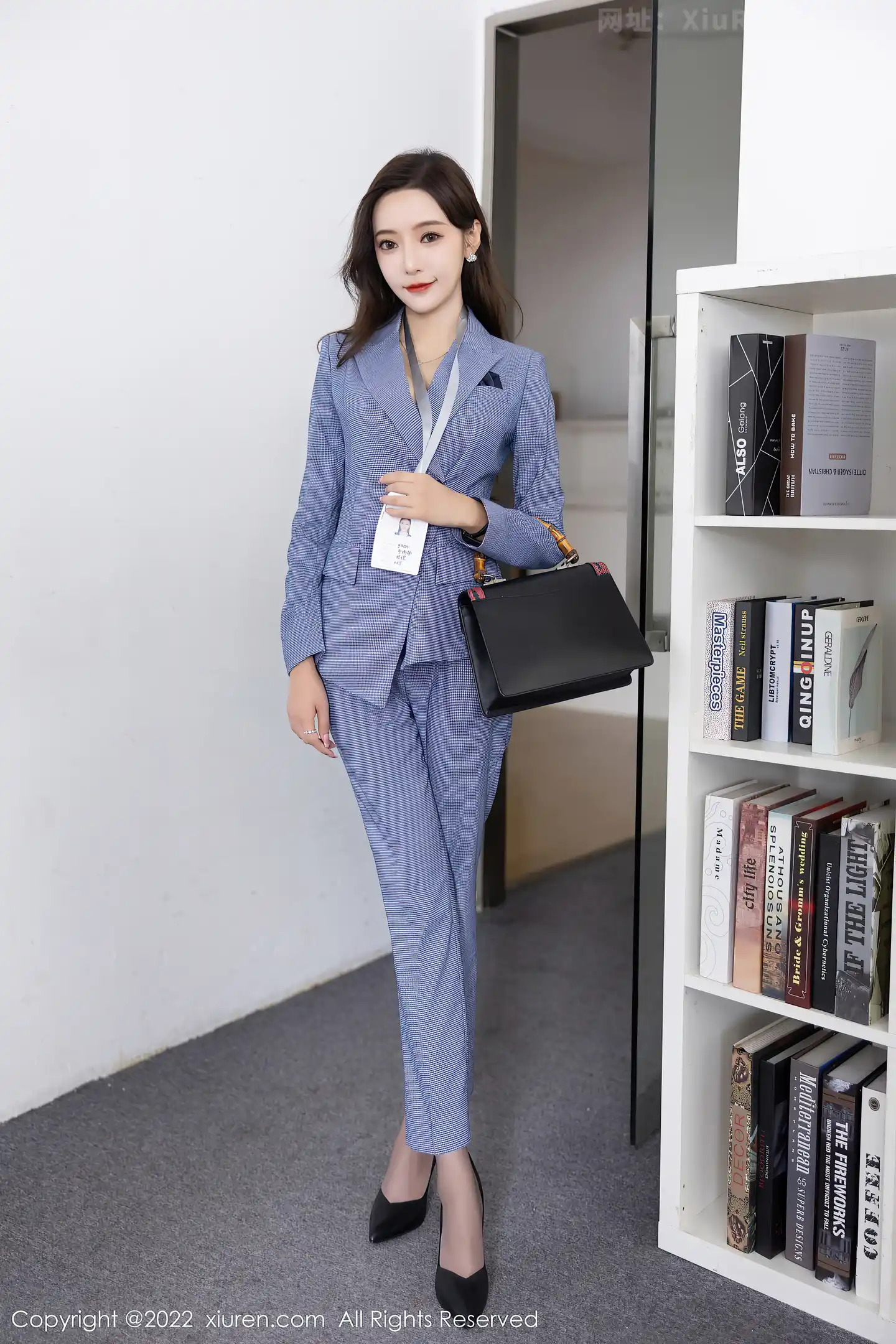 图片[2]-[XiuRen秀人网] VOL.5629 女神王馨瑶yanni私房脱蓝灰职业装露性感黑色内衣丰满诱惑写真82P-秀人网官方网站